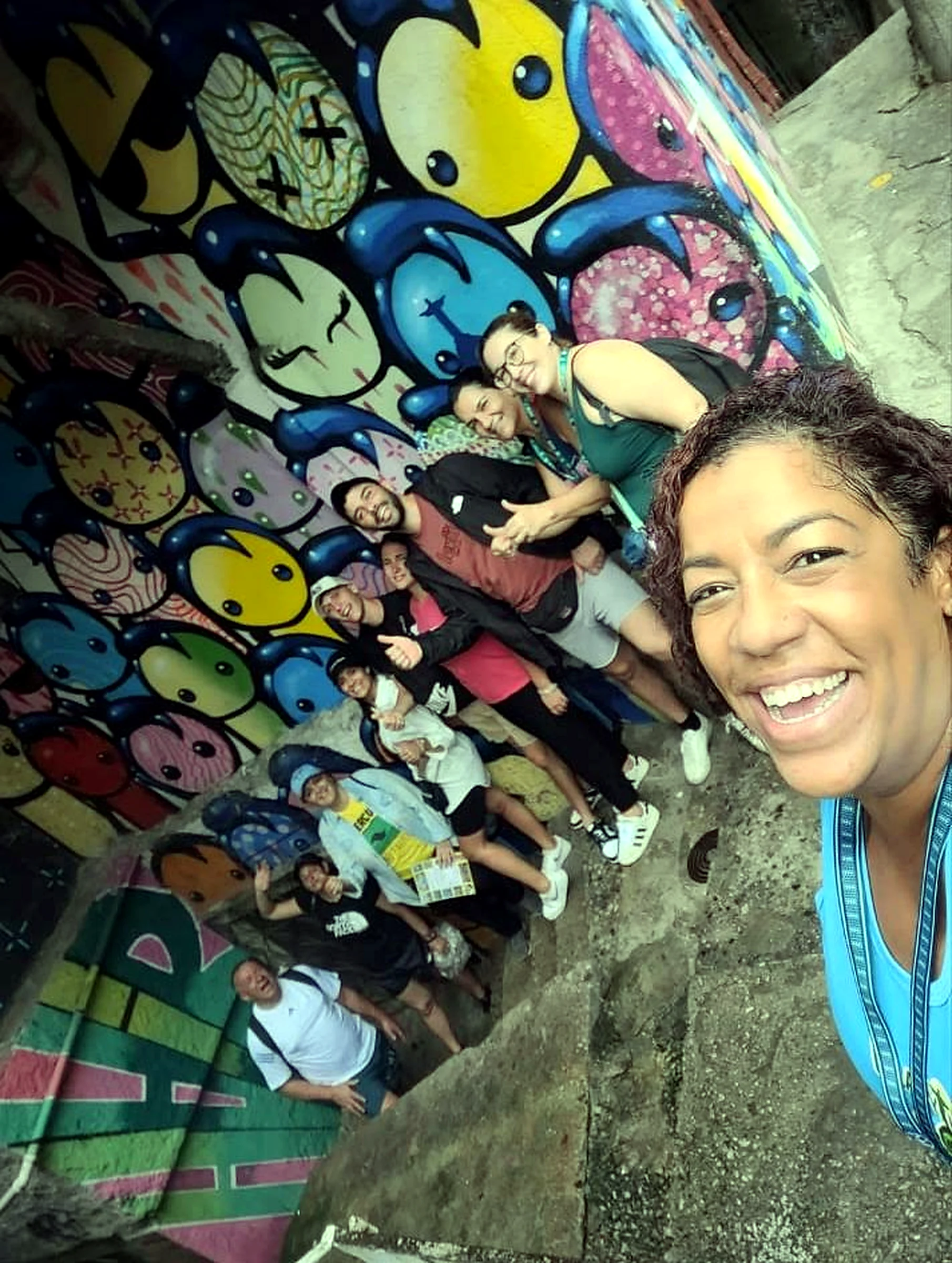 Flávia Oliveira em ponto de arte urbana na Rocinha