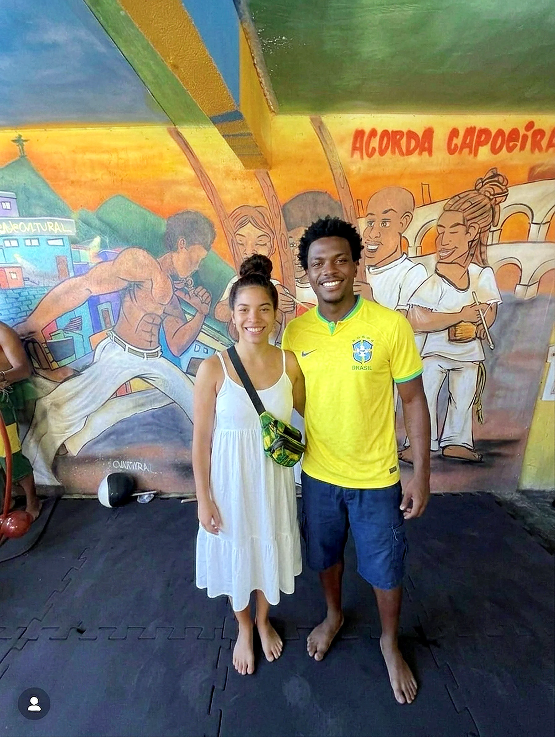 Visitantes em espaço de capoeira na Rocinha